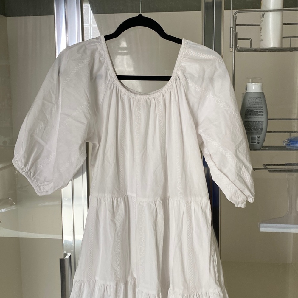 White puff sleeve dress
